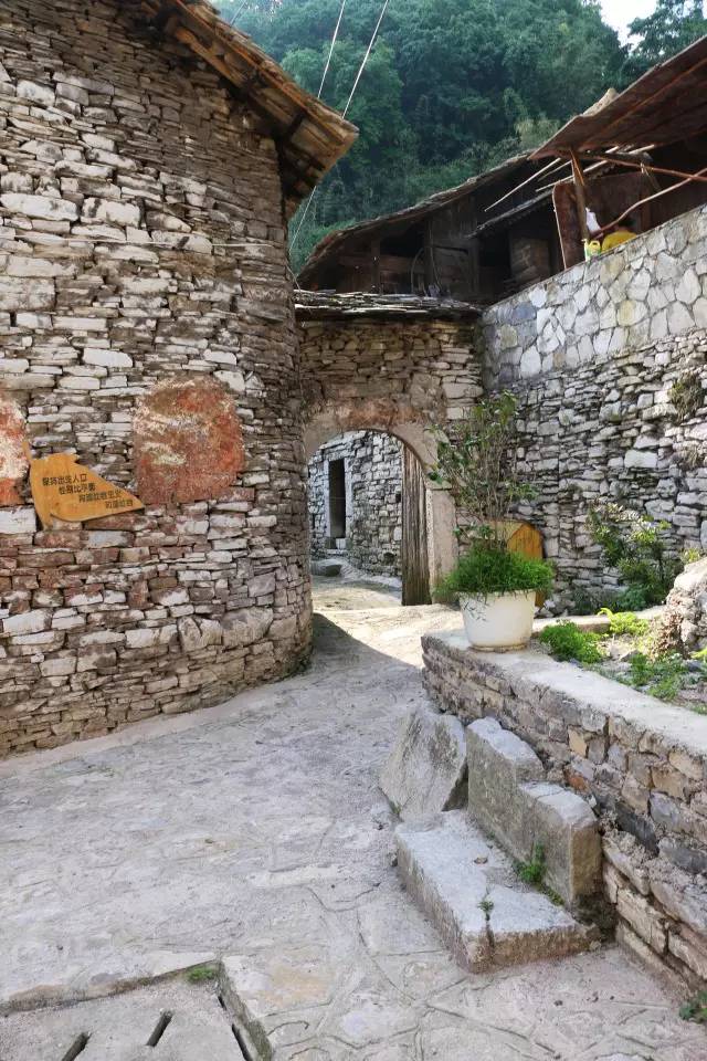 世界上最大的黄果树瀑布在哪里 (黄果树瀑布是不是亚洲第一大瀑布)