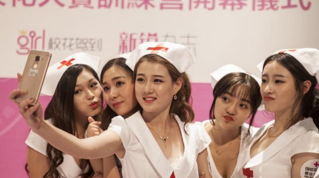 美女直播成香饽饽，乐视手机组D1校园主播团开战！