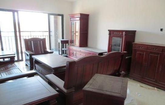 建全套实木家具的官员公寓！村民叫苦：太奢侈！