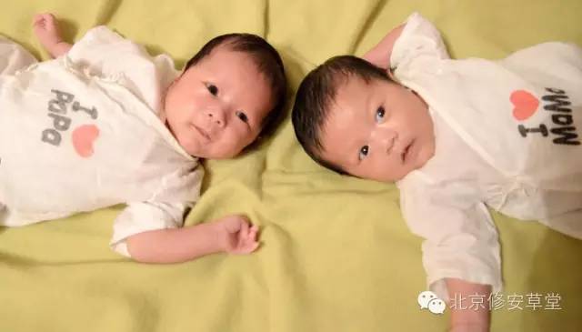 家有双胞胎萌宝,赏爸比一泡童子尿,送妈咪一坨粑粑蛋糕。