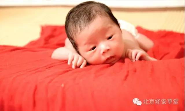 家有双胞胎萌宝,赏爸比一泡童子尿,送妈咪一坨粑粑蛋糕。