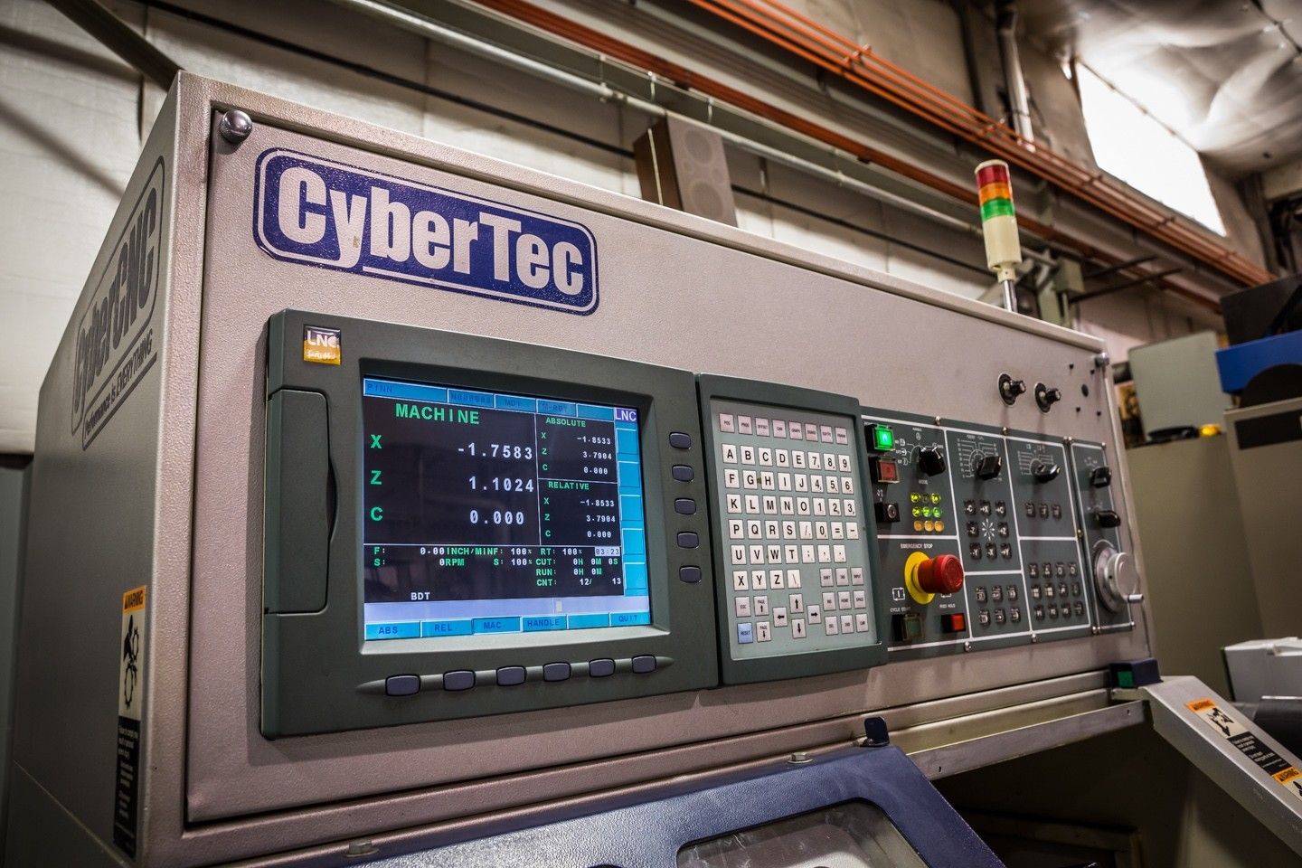 台湾丰雷数控车床，RFC-25，最节省场地的生产应用设备