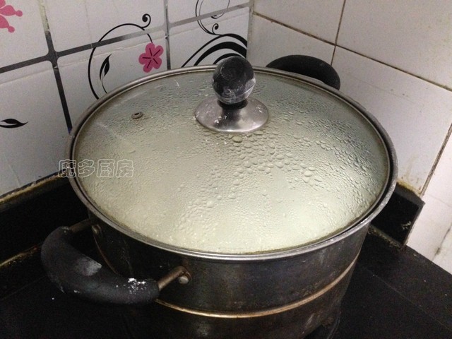 这个馍薄如纸,却筋道美味,在我家它和土豆丝是标配,全家都爱吃