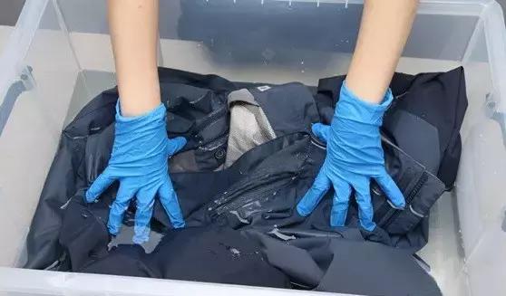 冲锋衣洗衣机的正确清洗方法,新买的冲锋衣要不要清洗再穿