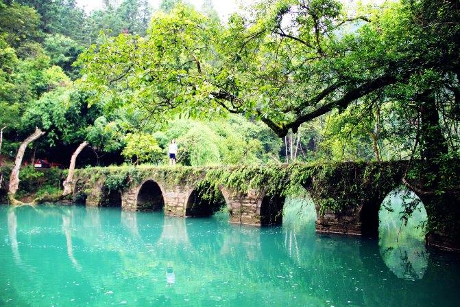 一辆车一家三口出去玩,一辆车带你旅行