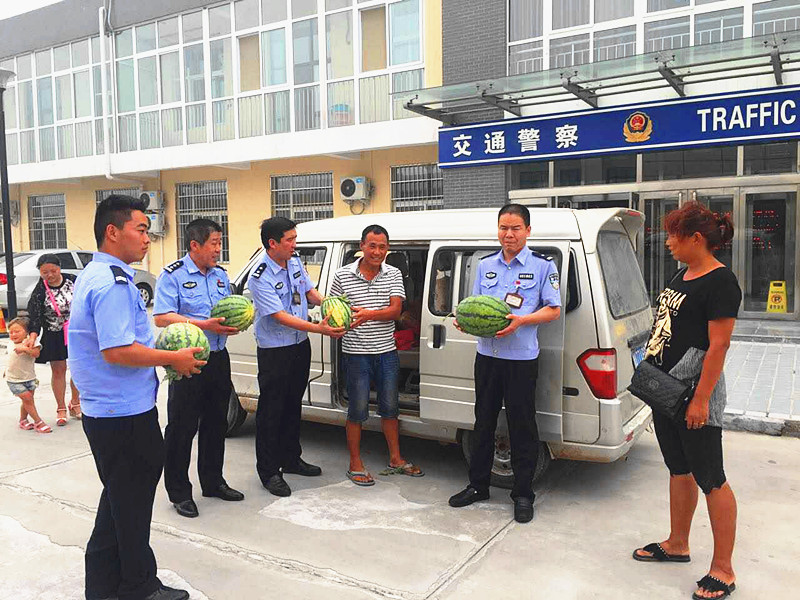 微感动|老乡送来最甜的瓜：念及当初救助情，连年送瓜表谢意