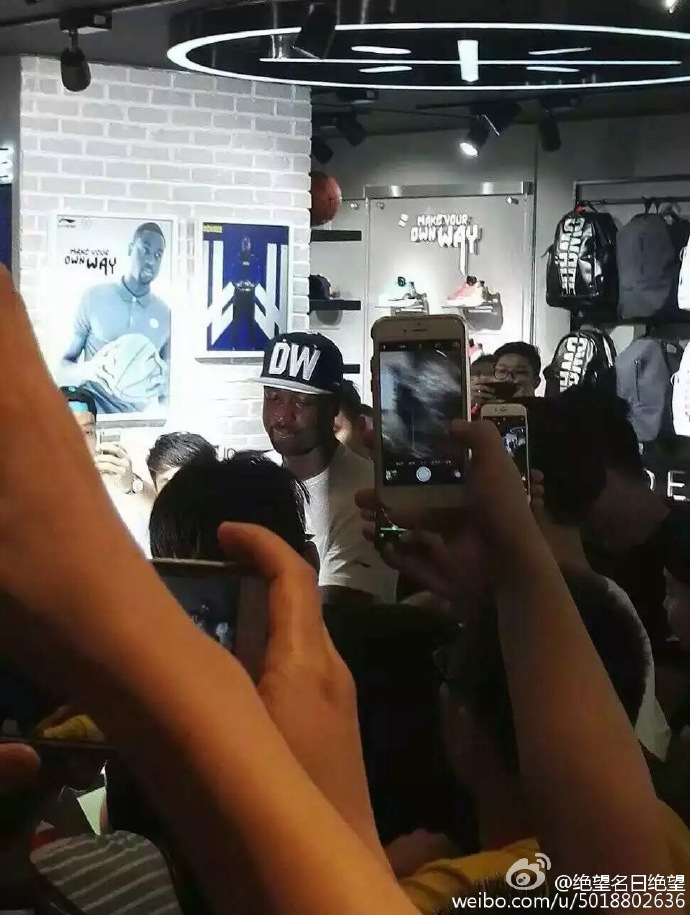 巨星韦德打路人球,篮球明星韦德冬天照片