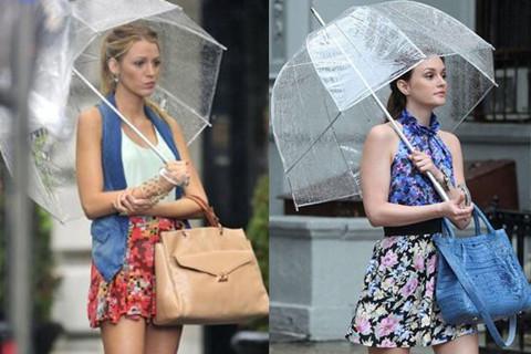 据说，美女都喜欢这么打伞