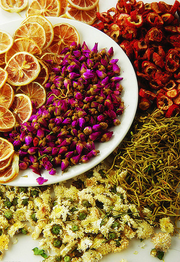 将花的香味熏到茶杯里,把花的香味留下来