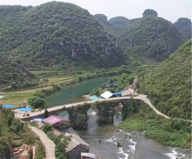 世界上最大的黄果树瀑布在哪里 (黄果树瀑布是不是亚洲第一大瀑布)