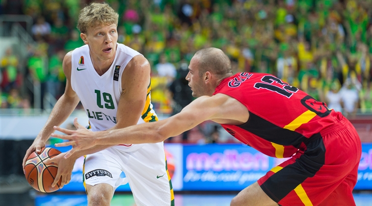 周琦易建联16-17cba总决赛,男篮世预赛周琦王哲林图片