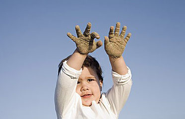 带宝宝去沙滩，回来手背长满小疙瘩，小心这种“不起眼”的病