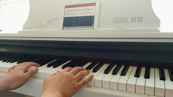 GEEK智能钢琴初体验：不会五线谱也要弹钢琴？