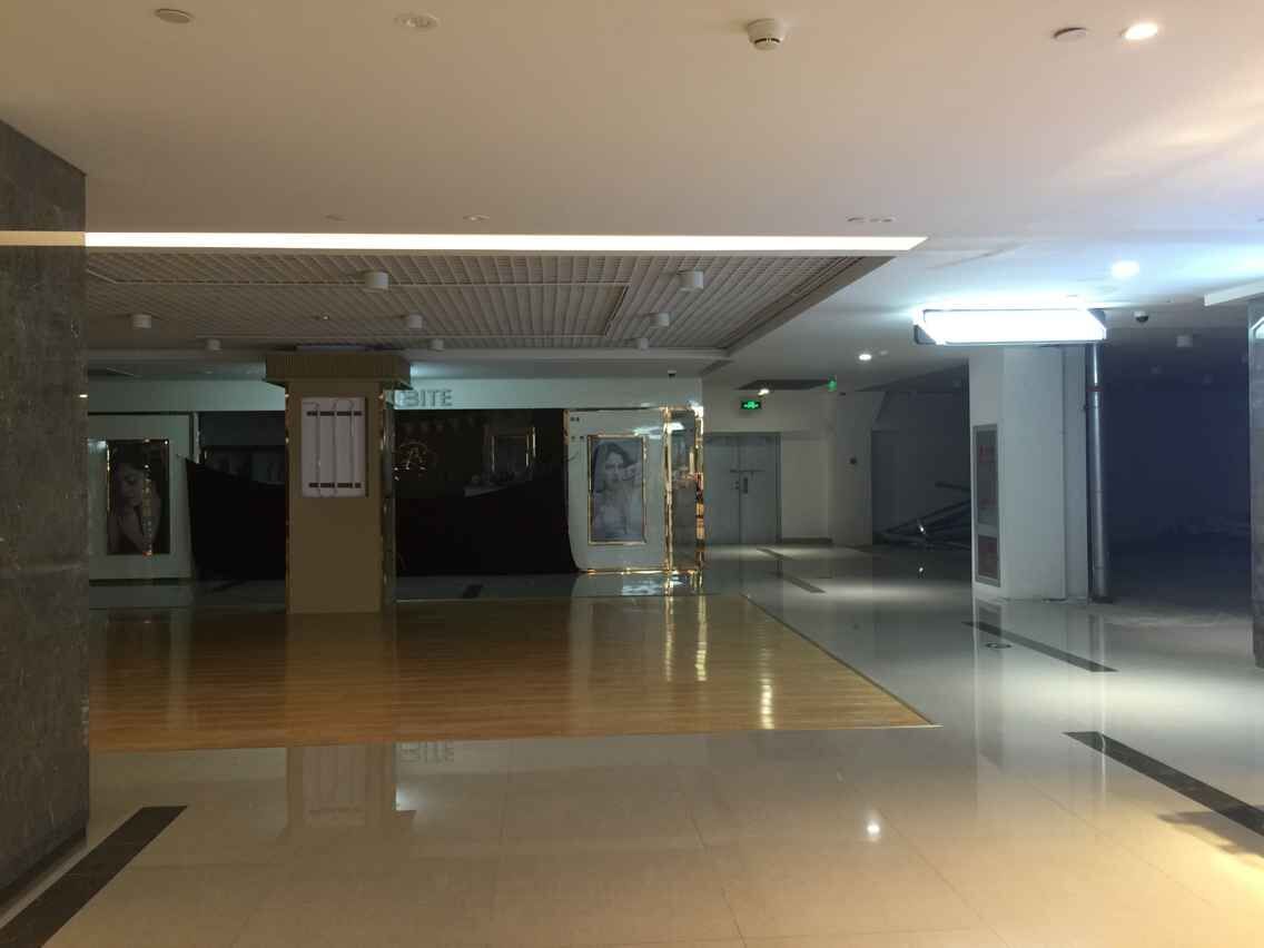 购物中心服装店现状,三里屯雅秀商场还有吗