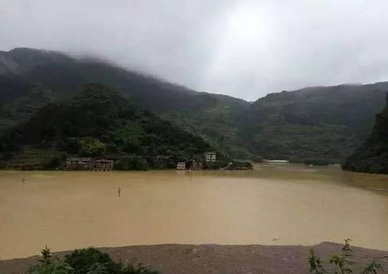 重庆暴雨一觉醒来看海,重庆暴雨看海