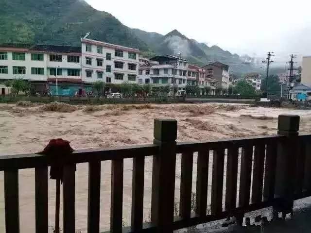 重庆暴雨一觉醒来看海,重庆暴雨看海