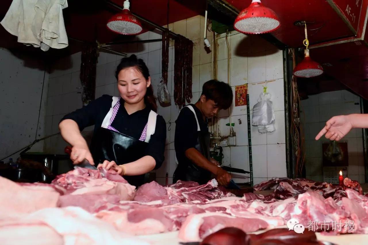 猪肉西施!篆新市场有个卖猪肉的90后老板娘美得不要不要的