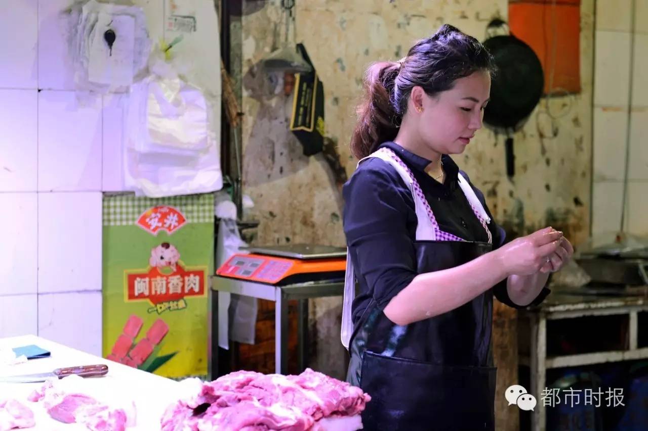 猪肉西施!篆新市场有个卖猪肉的90后老板娘美得不要不要的