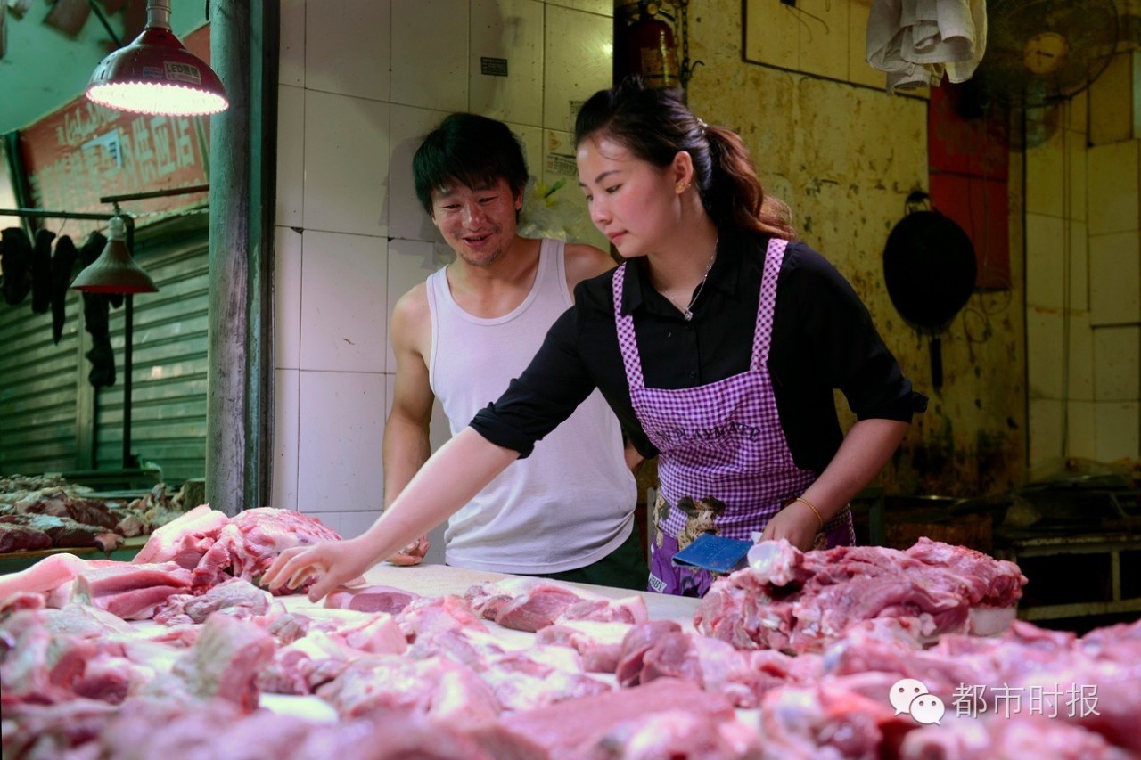 猪肉西施!篆新市场有个卖猪肉的90后老板娘美得不要不要的