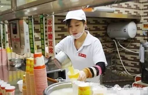 猪肉西施!篆新市场有个卖猪肉的90后老板娘美得不要不要的