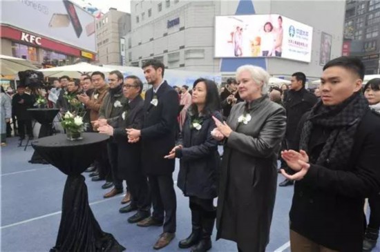 我说：成都是国际购物天堂，你服不？咱从退税讲起...