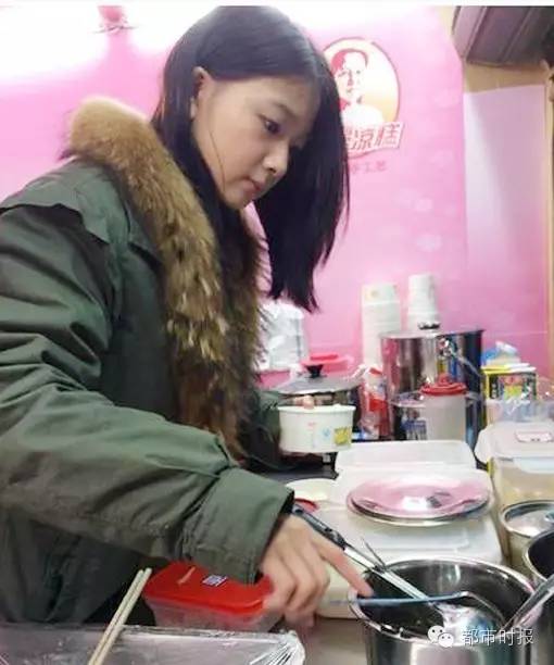 猪肉西施!篆新市场有个卖猪肉的90后老板娘美得不要不要的