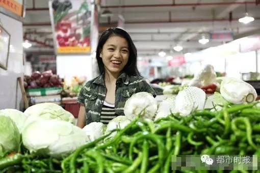 猪肉西施!篆新市场有个卖猪肉的90后老板娘美得不要不要的