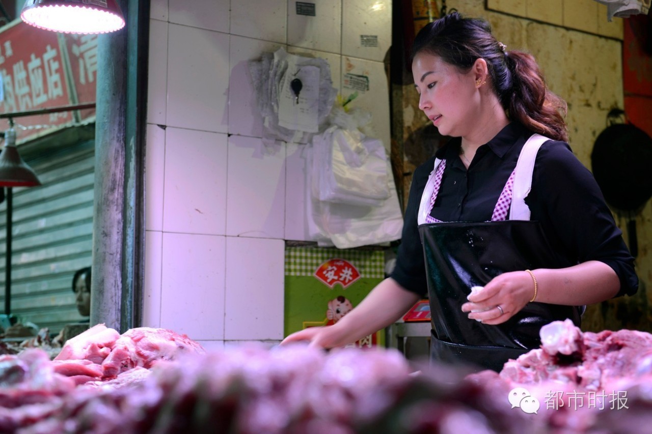 猪肉西施!篆新市场有个卖猪肉的90后老板娘美得不要不要的