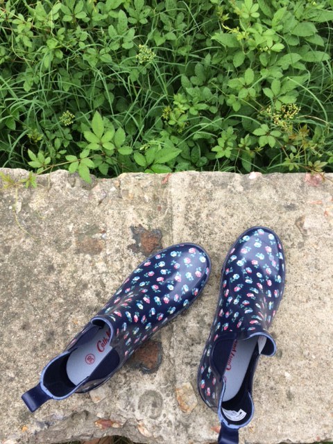 种草丨男朋友：最美不是下雨天，是你帮我付款的那双雨鞋。