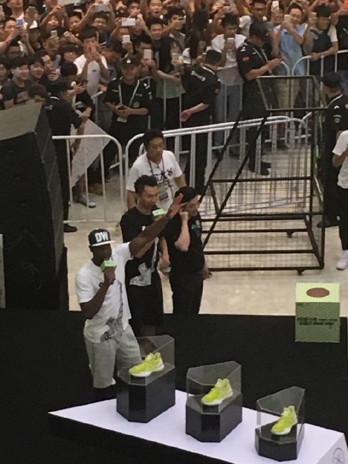 巨星韦德打路人球,篮球明星韦德冬天照片