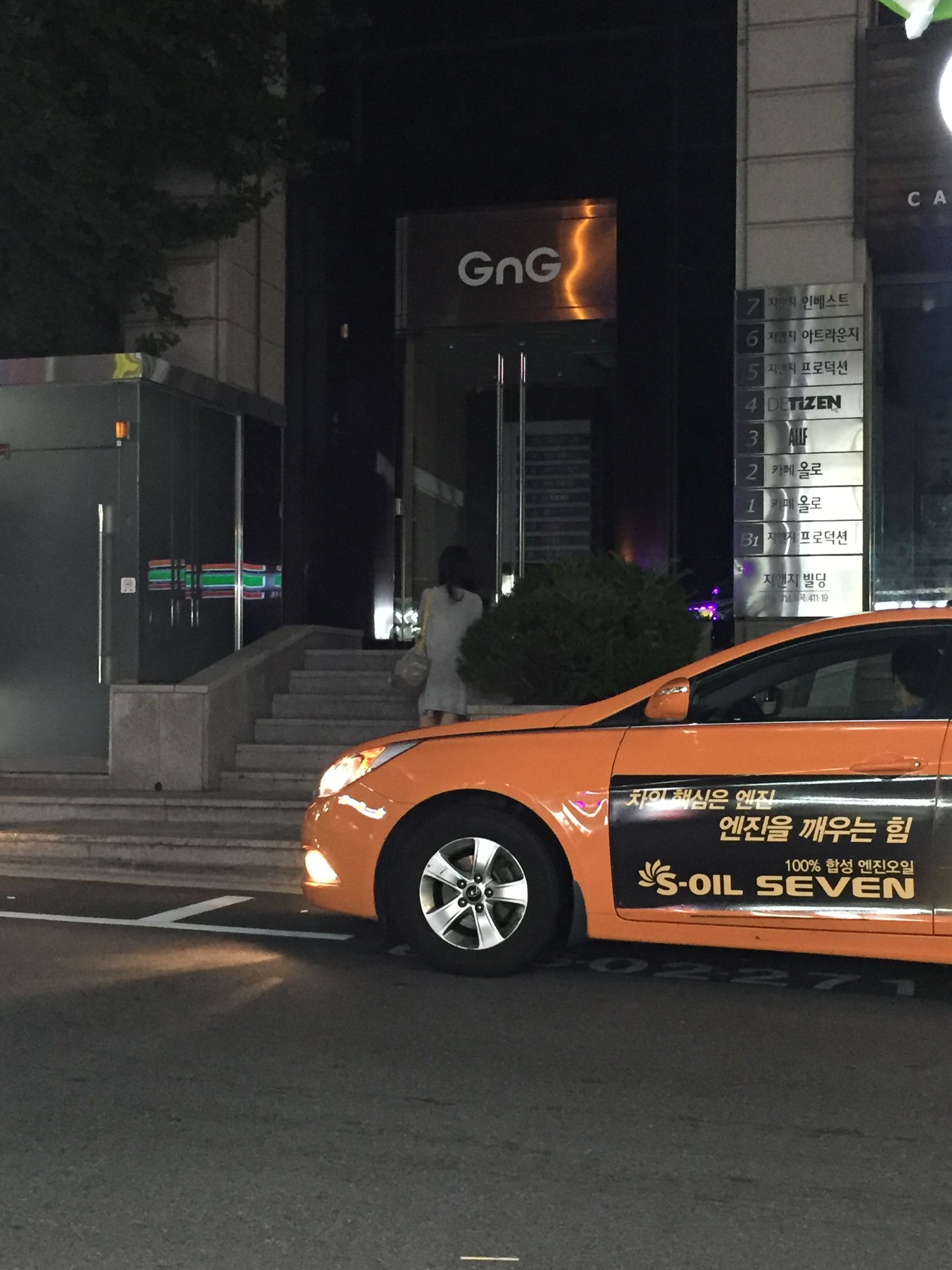 韩国女子独自站在公寓门口,是有何用意?老司机快来开车吧