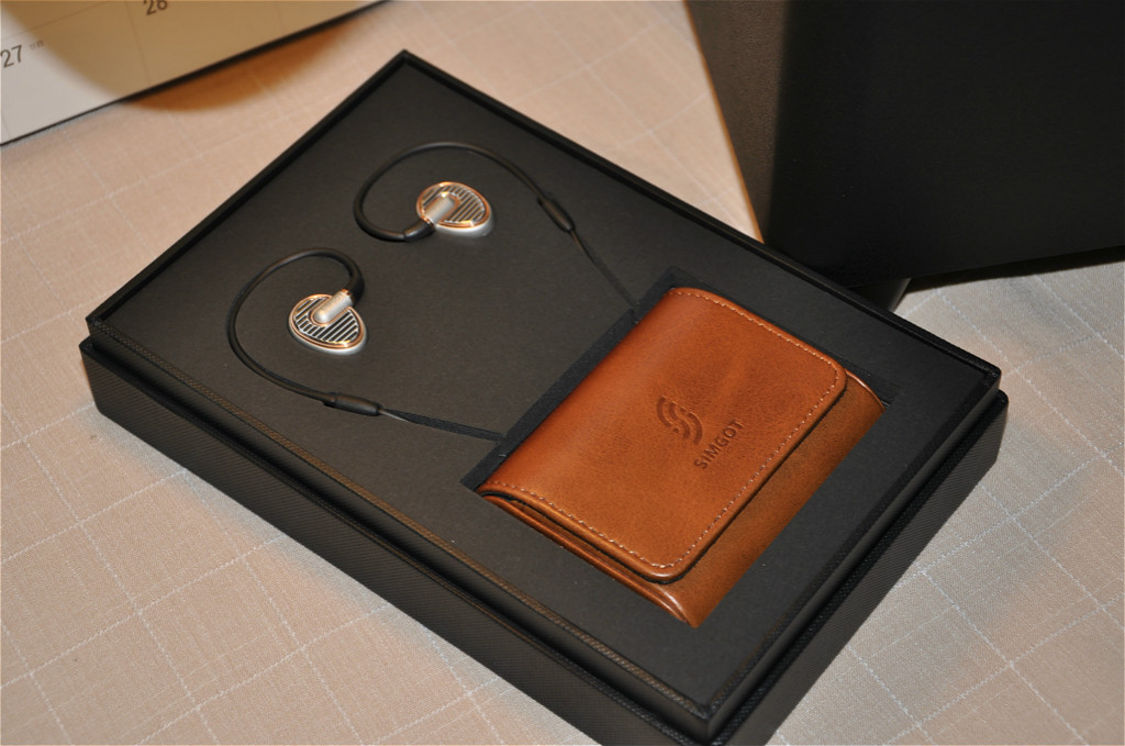 把包装和颜值做到东半球第一，这耳机的中文名叫铜雀