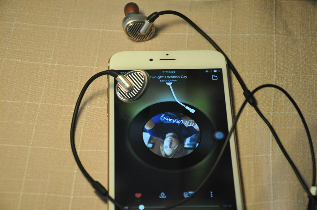 把包装和颜值做到东半球第一，这耳机的中文名叫铜雀