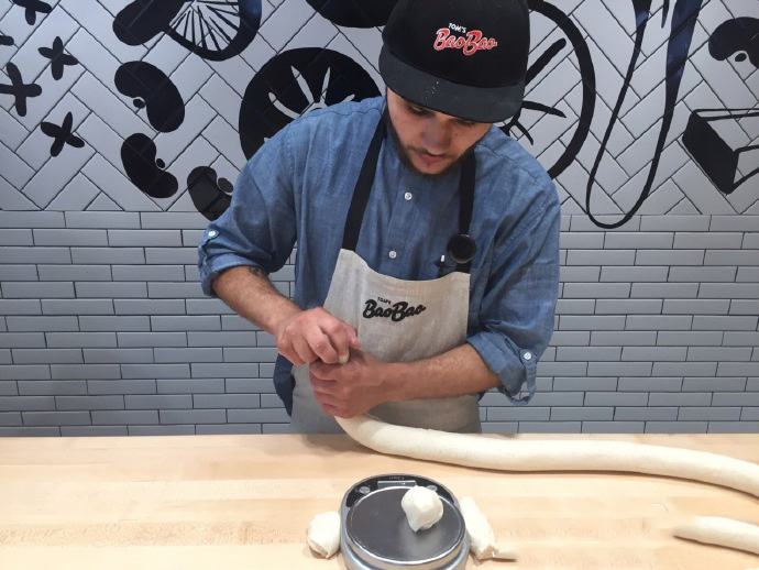 为了叫板美国汉堡,他把包子店开到哈佛大学,一年卖出3个亿