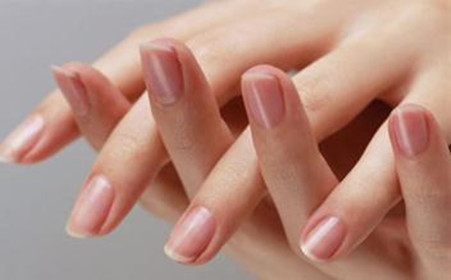 指甲上透露出的身体情况要重视,指甲上有条棕色的竖线挂什么科