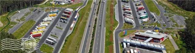 德国加油站的便利餐厅和便利店