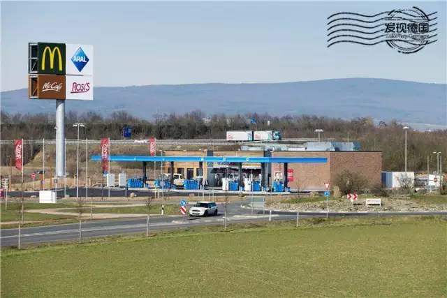 德国加油站的便利餐厅和便利店