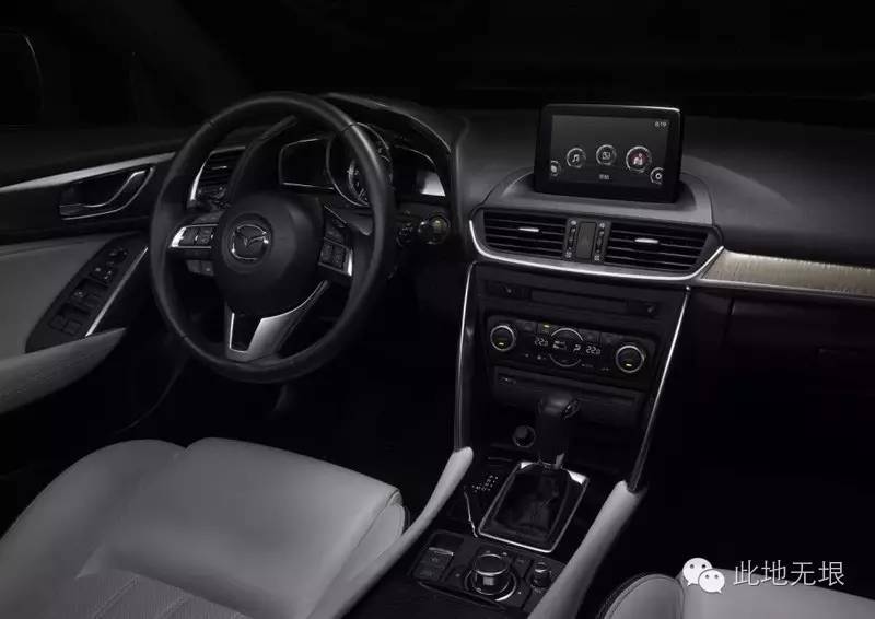 尽管我被卡在后排座椅上,我还是给这款车点了赞