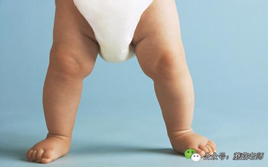 新生婴儿偶尔斗鸡眼正常吗,两个月大的婴儿为什么出现斗鸡眼