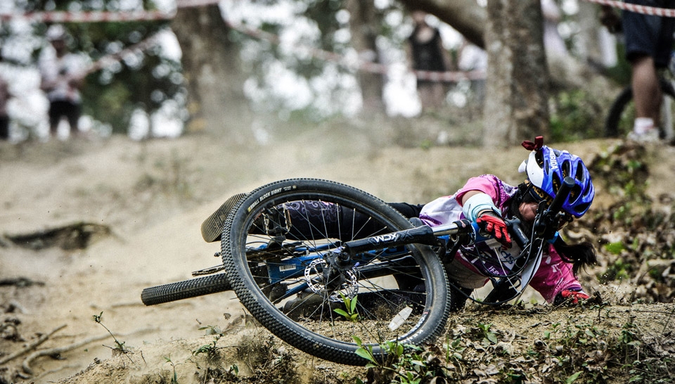 骑车擦伤怎么处理不留疤,骑车受了点擦伤怎么处理