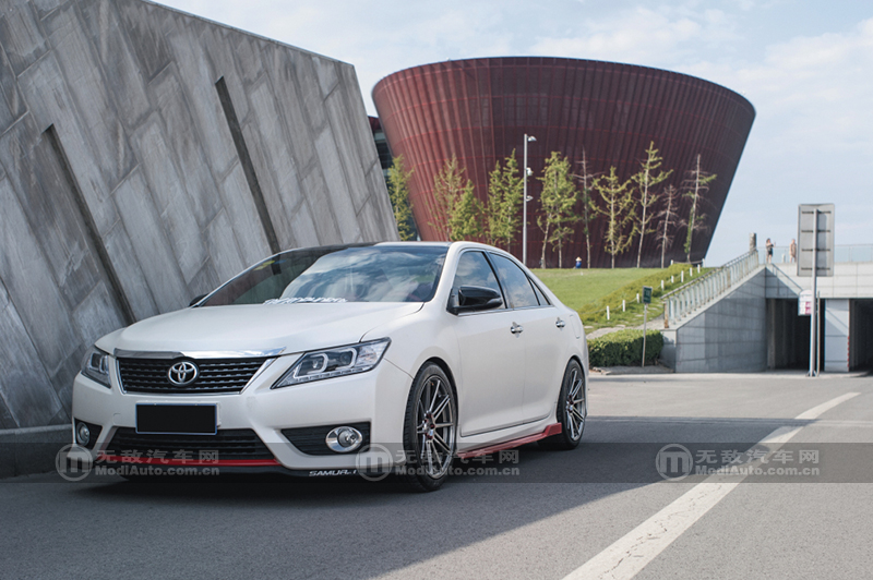 丰田凯美瑞爆改外观六代半,凯美瑞2.5g豪华版白色改黑顶