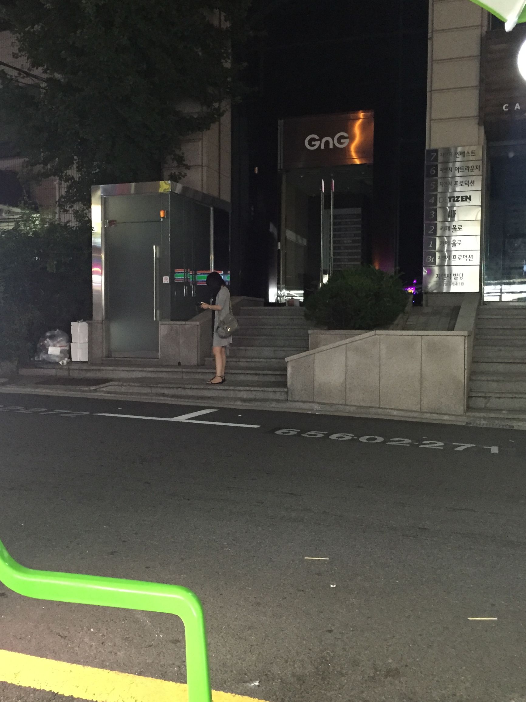 韩国女子独自站在公寓门口，是有何用意？老司机快来开车吧