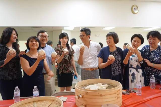 为了叫板美国汉堡,他把包子店开到哈佛大学,一年卖出3个亿