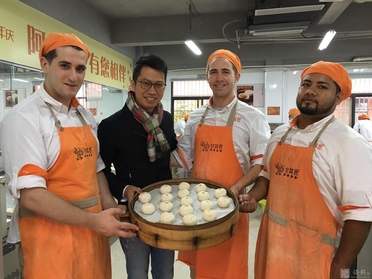 为了叫板美国汉堡,他把包子店开到哈佛大学,一年卖出3个亿