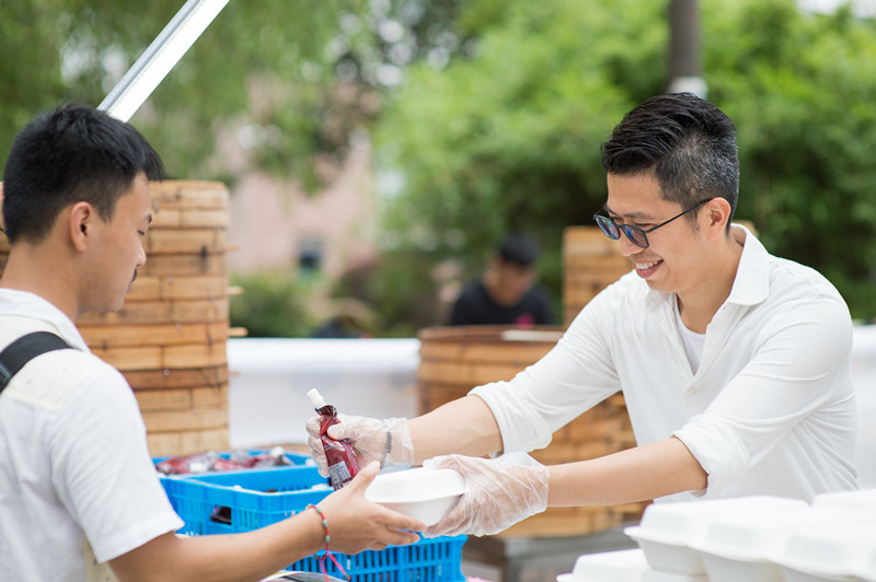 为了叫板美国汉堡,他把包子店开到哈佛大学,一年卖出3个亿