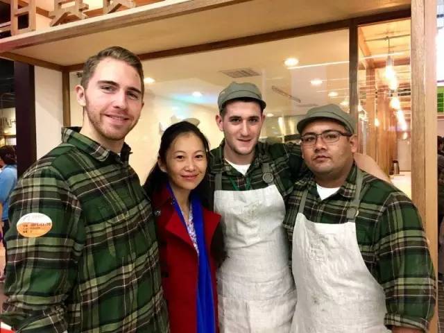 为了叫板美国汉堡,他把包子店开到哈佛大学,一年卖出3个亿