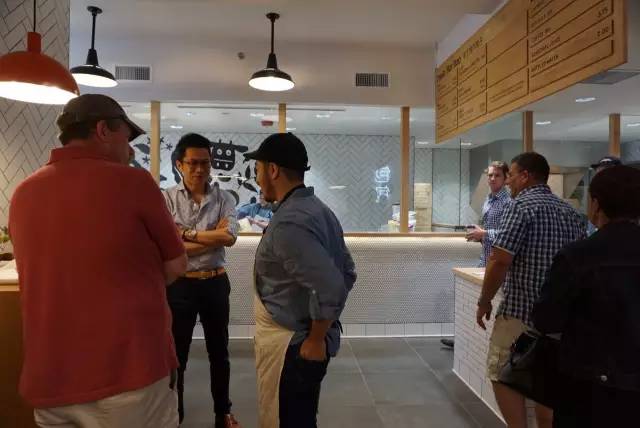 为了叫板美国汉堡,他把包子店开到哈佛大学,一年卖出3个亿