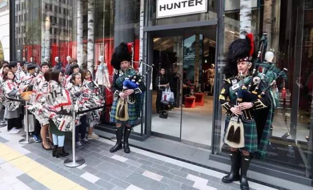 一次性雨衣变废为宝环保衣服,废弃雨衣不要扔学会这招超实用