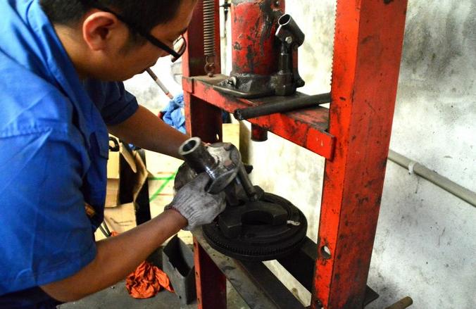 驭胜两驱和四驱哪个好,驭胜两驱改四驱还是加锁好