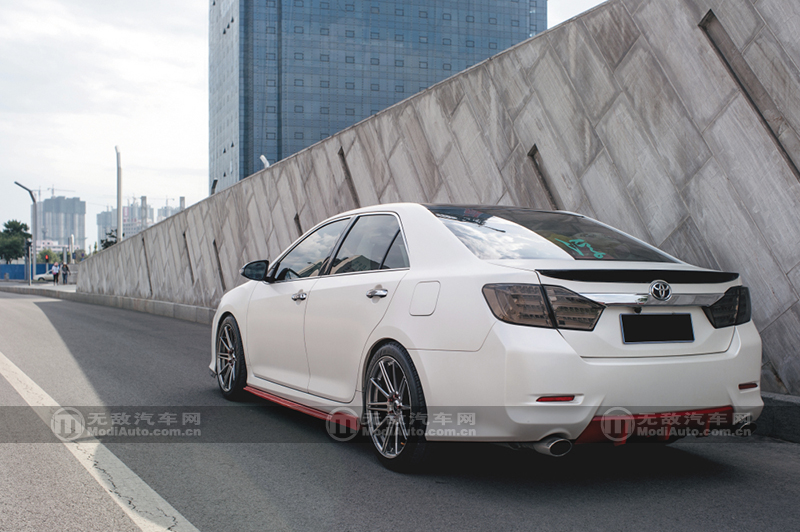 丰田凯美瑞爆改外观六代半,凯美瑞2.5g豪华版白色改黑顶